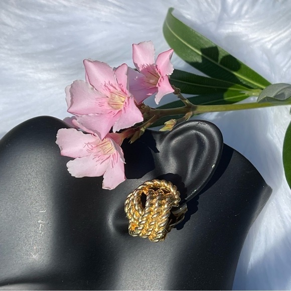 VINTAGE Carolee GoldTone Braided Rope Knot Clip On Earrings - Picture 5 of 9